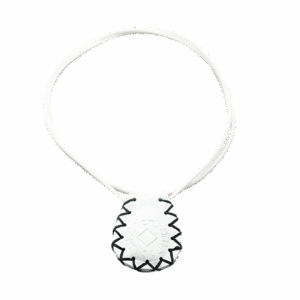 קמע נ נח בצבע לבן עם תפירה שחורה