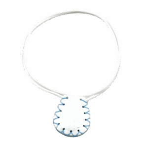 קמע נ נח בצבע לבן עם תפירה תכלת