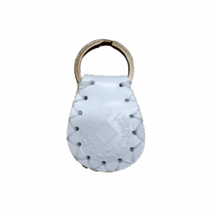 מחזיק מפתחות קמע נ נח בצבע לבן