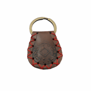 מחזיק מפתחות קמע נ נח בצבע חום עם תפירה אדומה