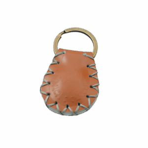 מחזיק מפתחות קמע נ נח בצבע חום עם תפירה אפורה